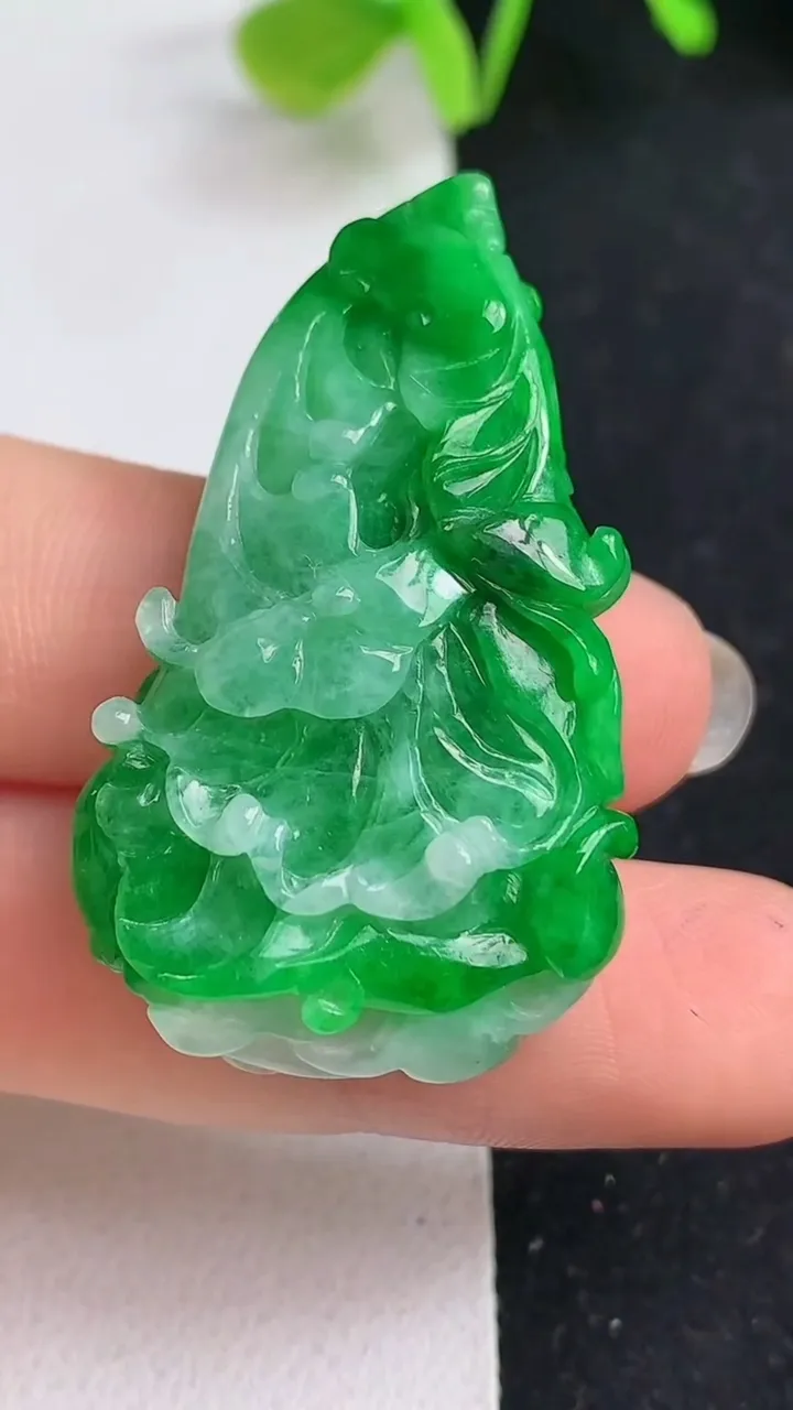 天然A货翡翠白菜吊坠，尺寸40.5-24.3-8.2，重量:12.62g
5月19日