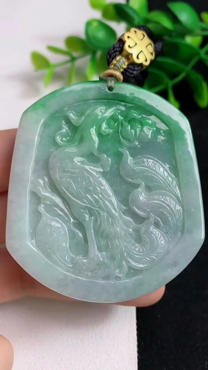 天然A货翡翠龙牌吊坠，尺寸59-52-13.5，重:79.14g
5月19日