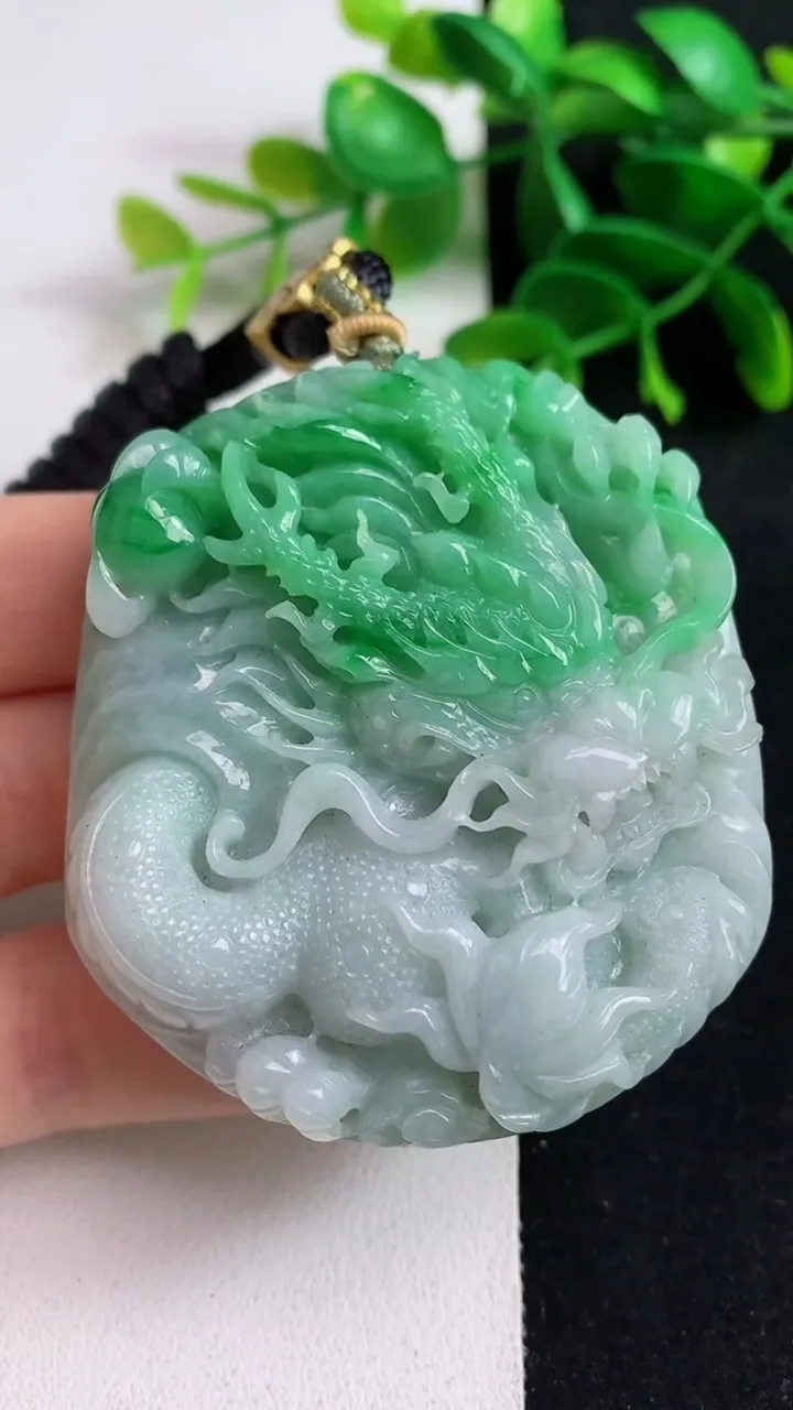 天然A货翡翠龙牌吊坠，尺寸59-52-13.5，重:79.14g
5月19日