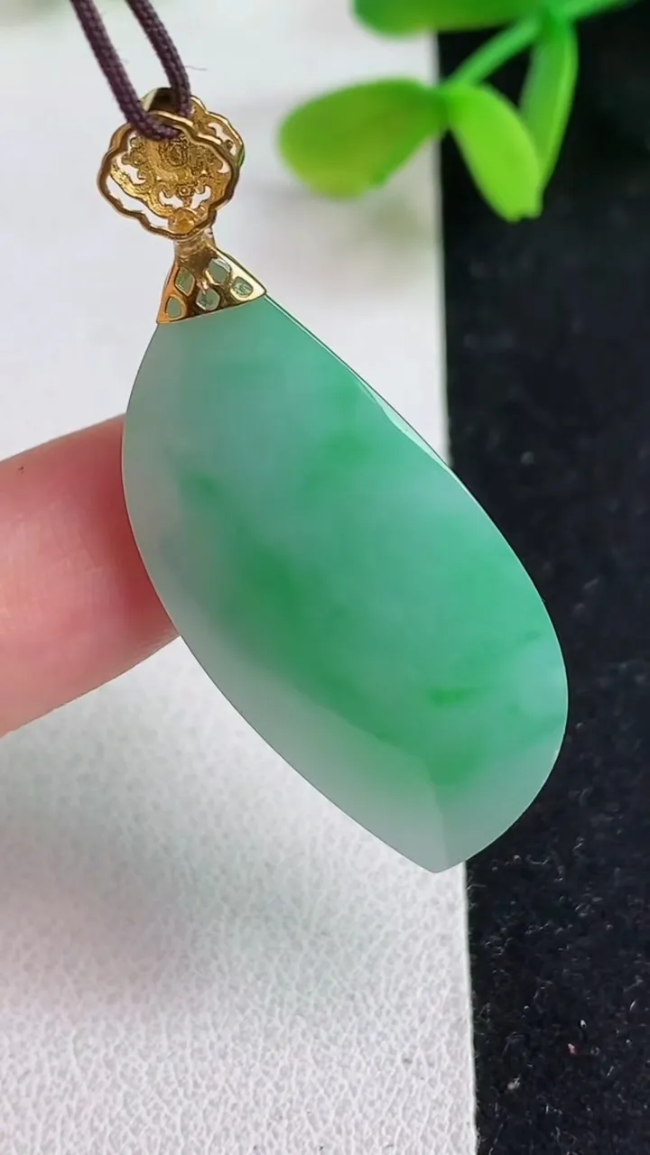 天然A货翡翠随形吊坠，尺寸34.7-16.5-10，重量:9.23g
5月19日