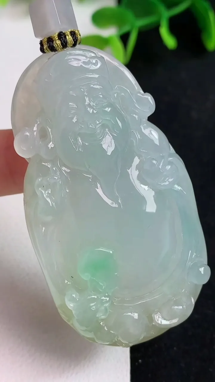 天然A货翡翠财神爷吊坠，尺寸59.3-33.2-10，重量:43.50g
5月19日
