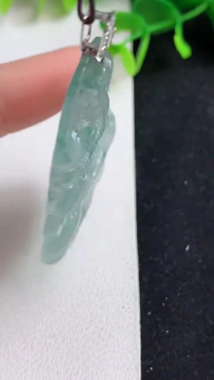 天然A货翡翠飘花大势至观音菩萨吊坠，尺寸49-36.7-4.4，重量:15.50g
5月19日