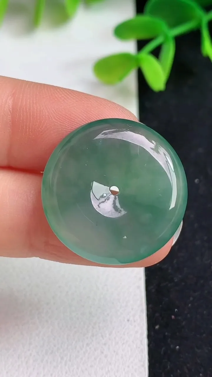 天然A货翡翠平安扣吊坠，尺寸23.8-5，重量:6.12g
5月19日