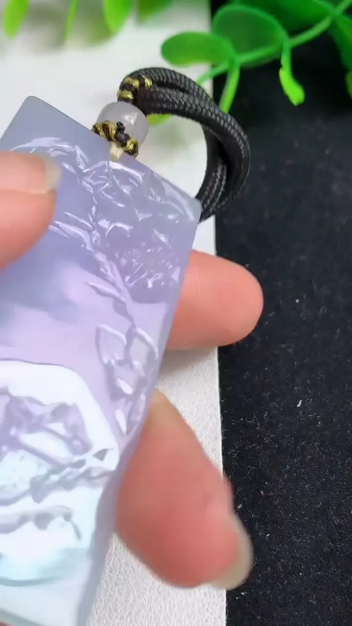 天然A货翡翠春带彩 紫罗兰山水牌吊坠，尺寸62.3-32-5.5，重量:36.07g
5月19日