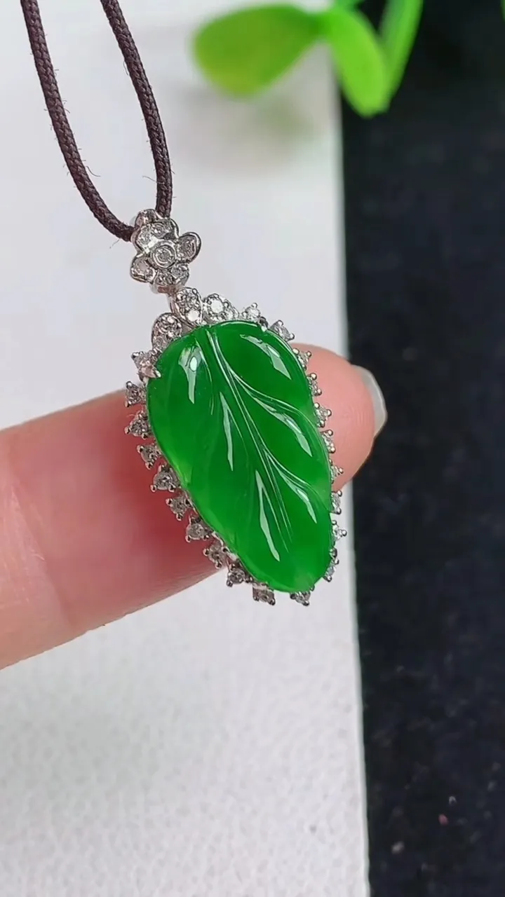 天然A货翡翠金枝玉叶 叶子吊坠，尺寸24.3-11.3-5裸石15.8-9，重量:2.10g
5月1