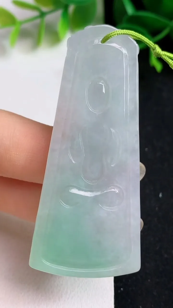 天然A货翡翠普贤菩萨吊坠，尺寸61.4-27-5.4，重量:18.18g
5月19日