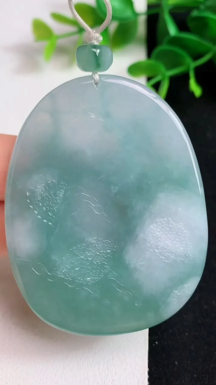 天然A货翡翠山水牌吊坠，尺寸61.6-48-6，重量:45.56g
5月19日