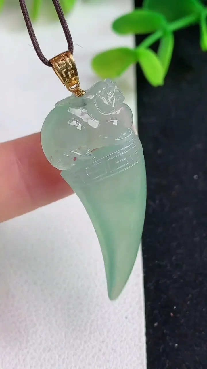 天然A货翡翠狼牙吊坠，尺寸37.4-16.5-6，重量:6.65g
5月19日