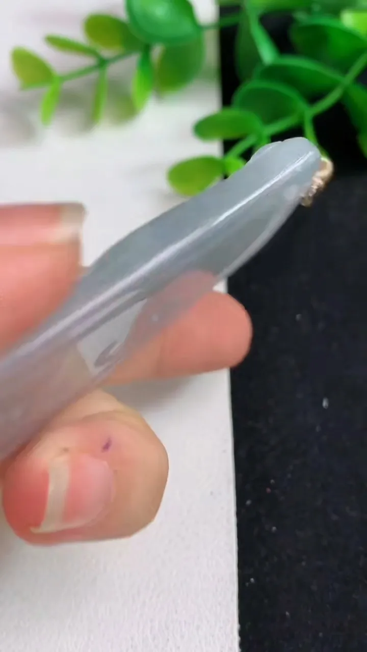 天然A货翡翠白冰观音菩萨吊坠，尺寸69-42.8-5，重量:33.97g
5月19日