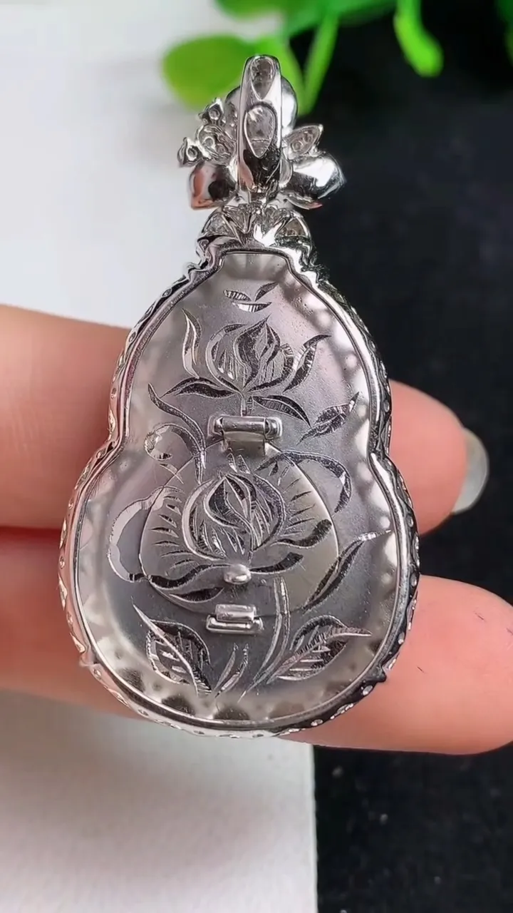 天然A货翡翠葫芦吊坠，尺寸34.7-25-12，重量:21.46g
5月19日