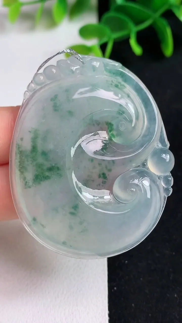 天然A货翡翠飘花如意吊坠，尺寸52.3-42.3-5.7，重量:23.00g
5月19日