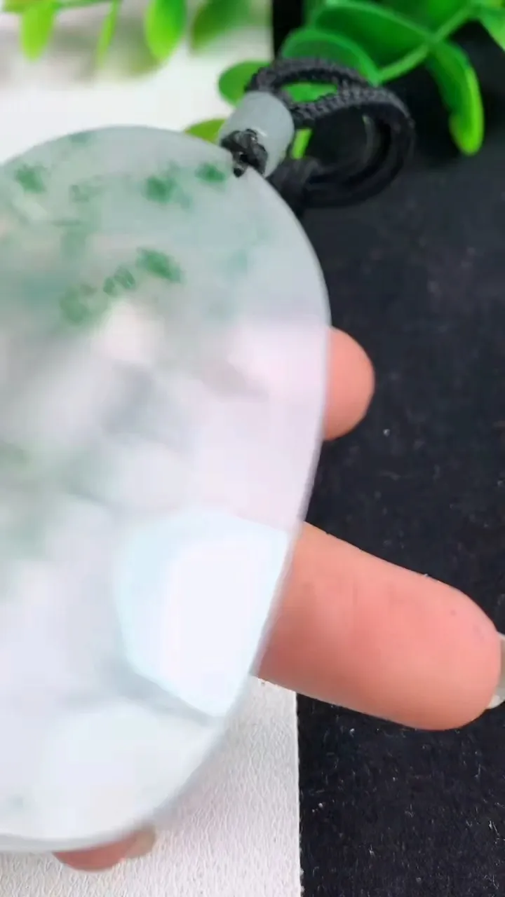 天然A货翡翠飘花素衣观音吊坠，尺寸71.8-46.7-5.4，重量:43.12g
5月19日