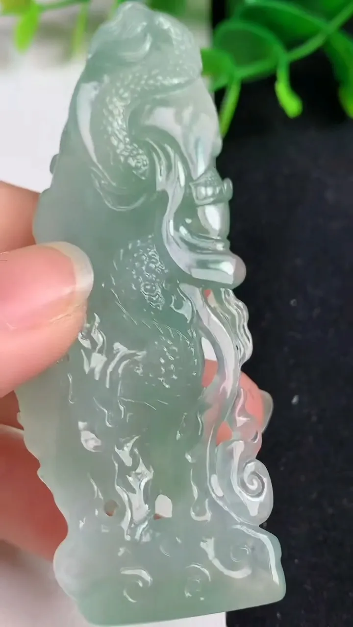 天然A货翡翠祥龙关公吊坠，尺寸77-27.2-10.8，重量:34.00g
5月19日