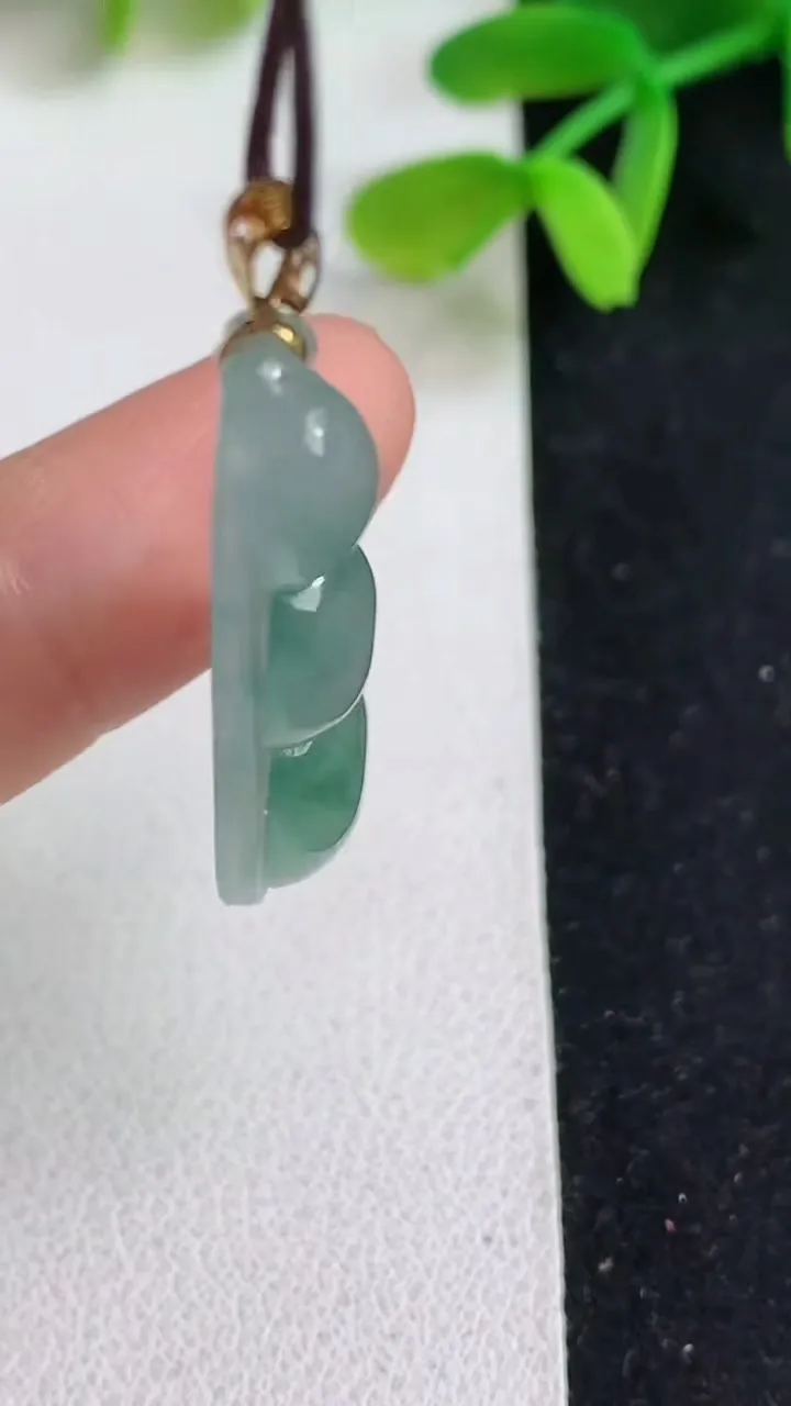 天然A货翡翠飘花福豆吊坠，尺寸34.3-12.3-6，重量:4.65g
5月19日