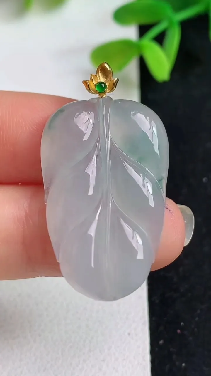天然A货翡翠飘花金枝玉叶 叶子吊坠，尺寸30.6-19.5-4.2，重量:5.13g
5月19日