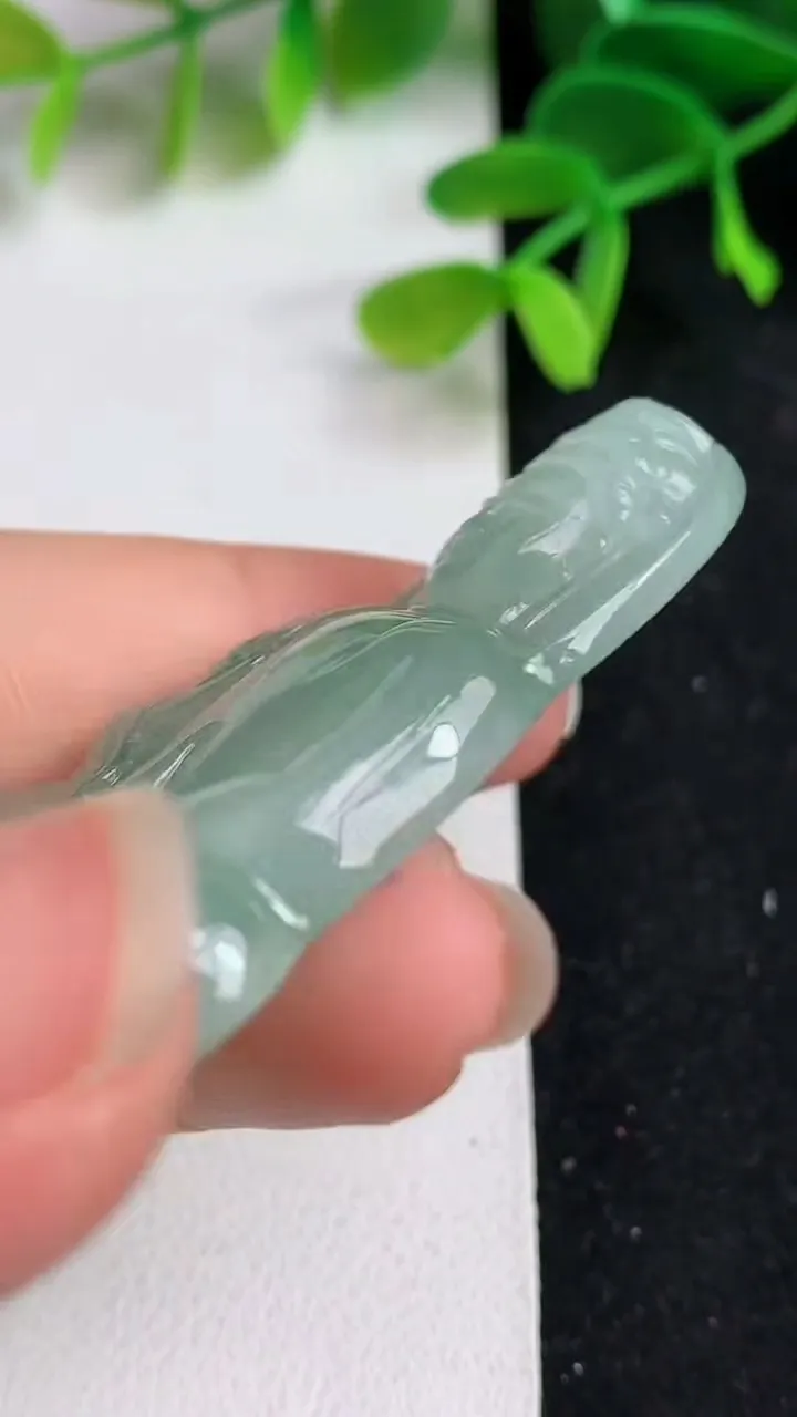 天然A货翡翠飘花素衣观音吊坠，尺寸50.8-31.2-6，重量:17.41g
5月19日