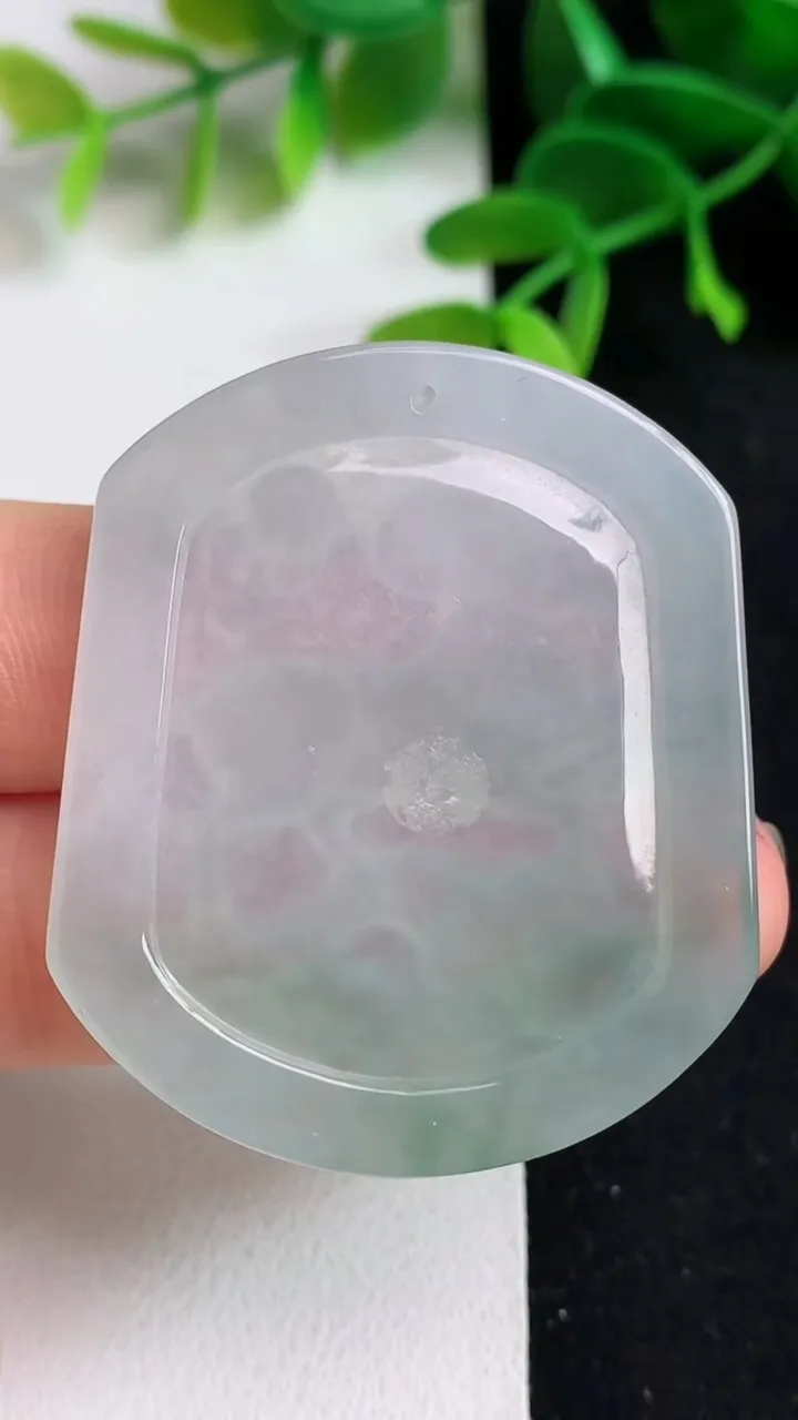 天然A货翡翠生肖羊吊坠，尺寸43.5-37-4，重量:13.81g
5月19日
