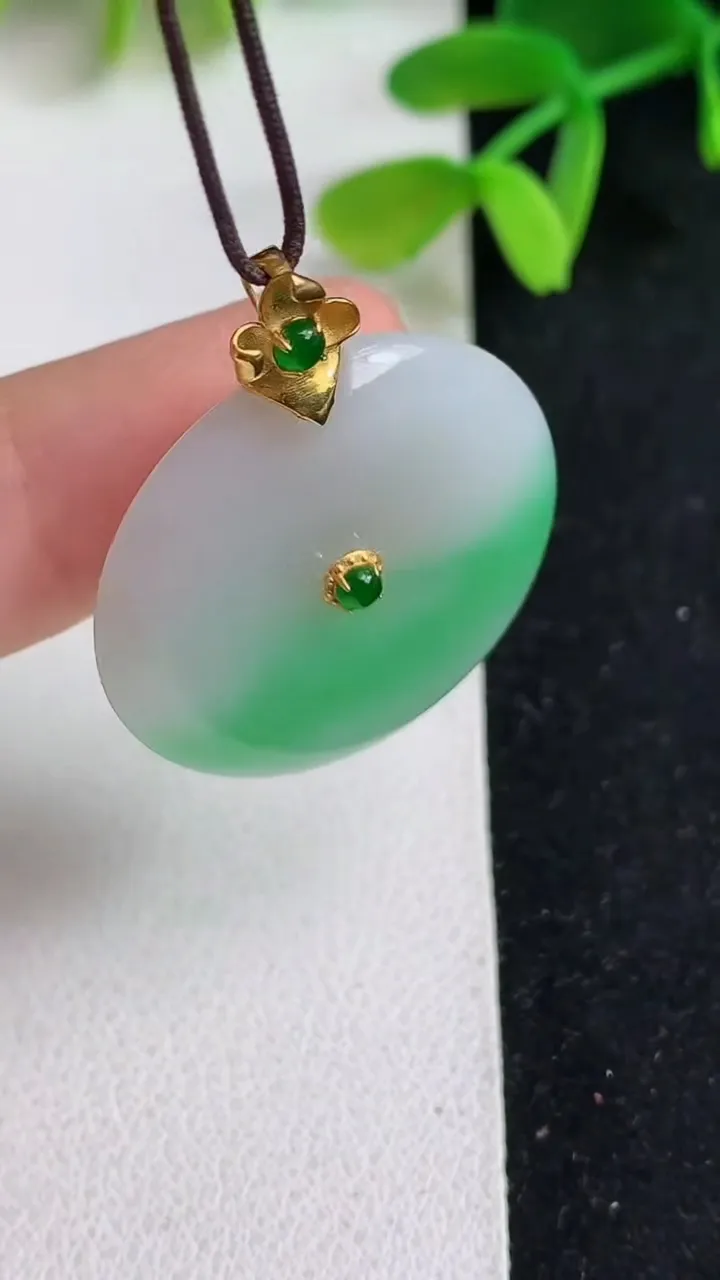天然A货翡翠平安扣吊坠，尺寸27-4.8，重量:8.00g
5月19日