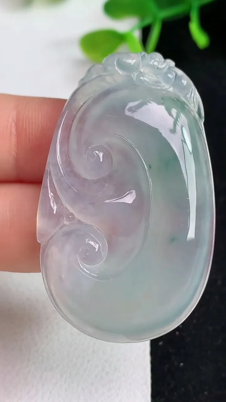 天然A货翡翠飘花如意吊坠，尺寸47.6-29-5.6，重量:14.37g
5月19日