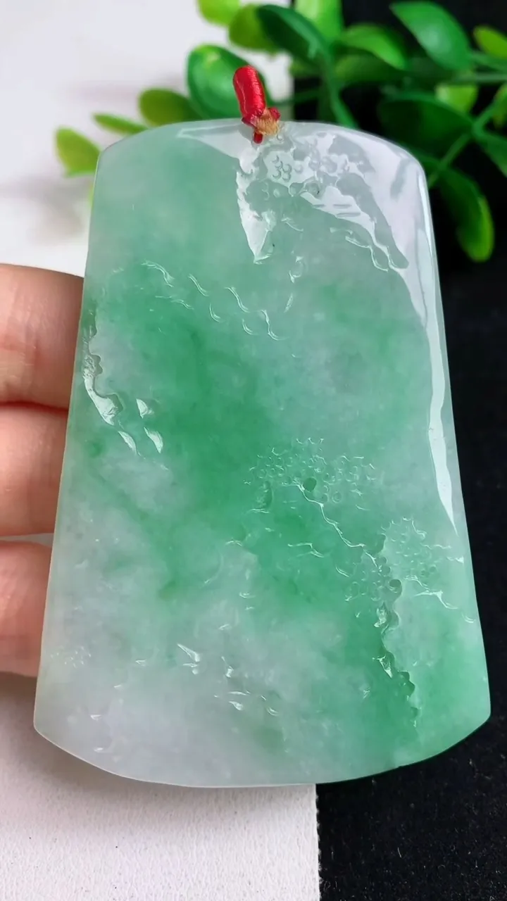 天然A货翡翠山水牌吊坠，尺寸77-52.8-5.2，重量:49.31g
5月19日