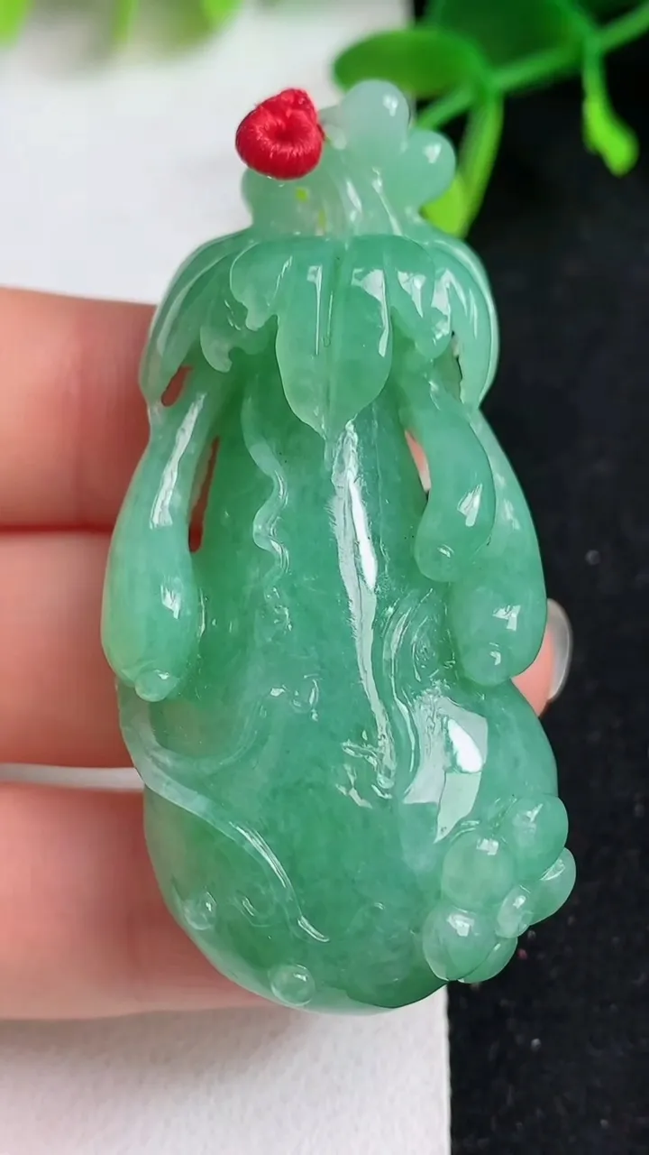 天然A货翡翠福瓜吊坠，尺寸55.7-25.8-13，重量:31.68g
5月19日