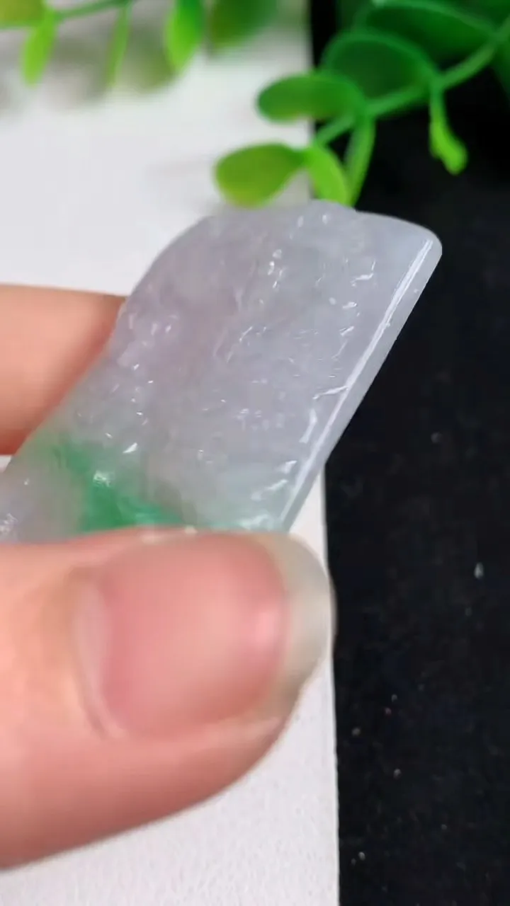 天然A货翡翠龙牌吊坠，尺寸54-34-5，重量:22.73g
5月19日