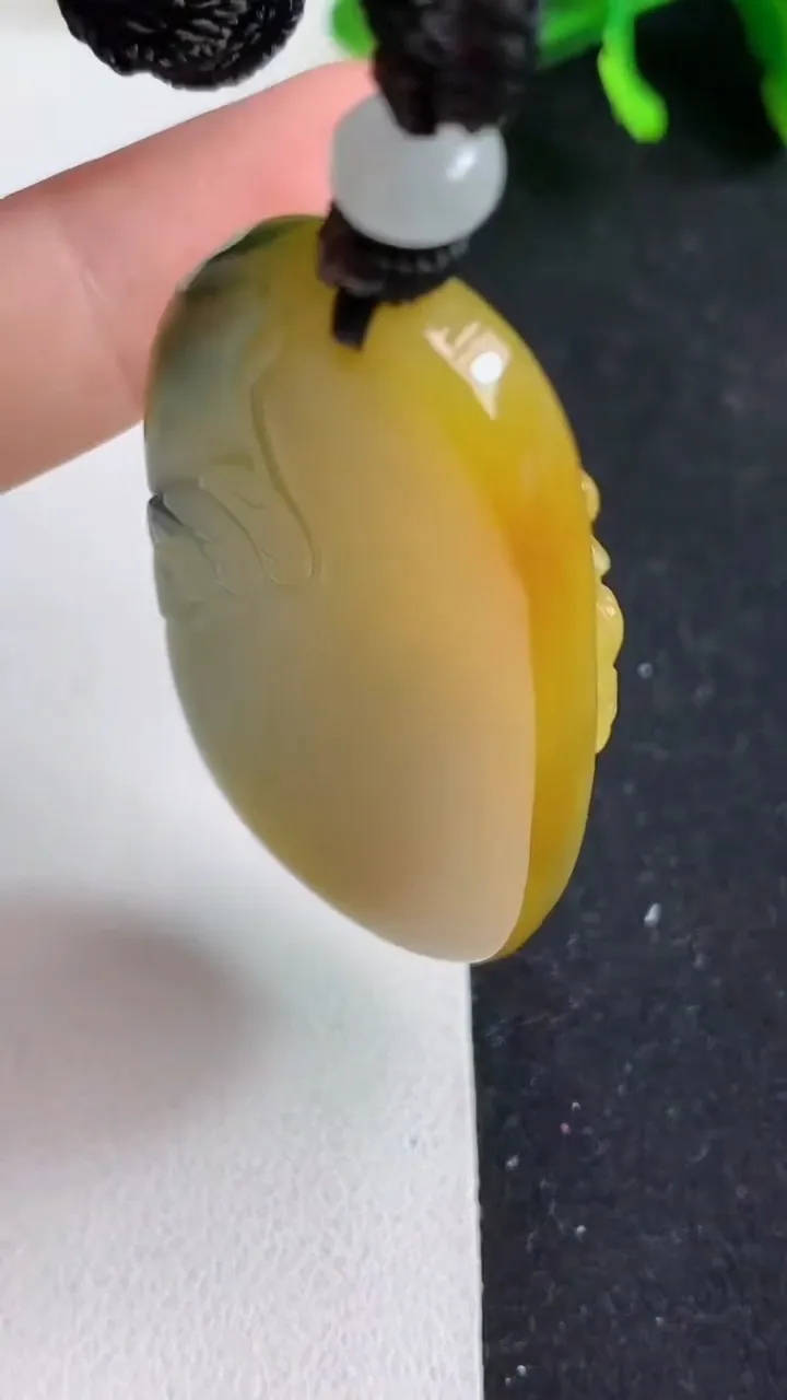 天然A货翡翠双彩财神爷吊坠，尺寸50.6-25.8-8.4，重量:31.46g
5月19日