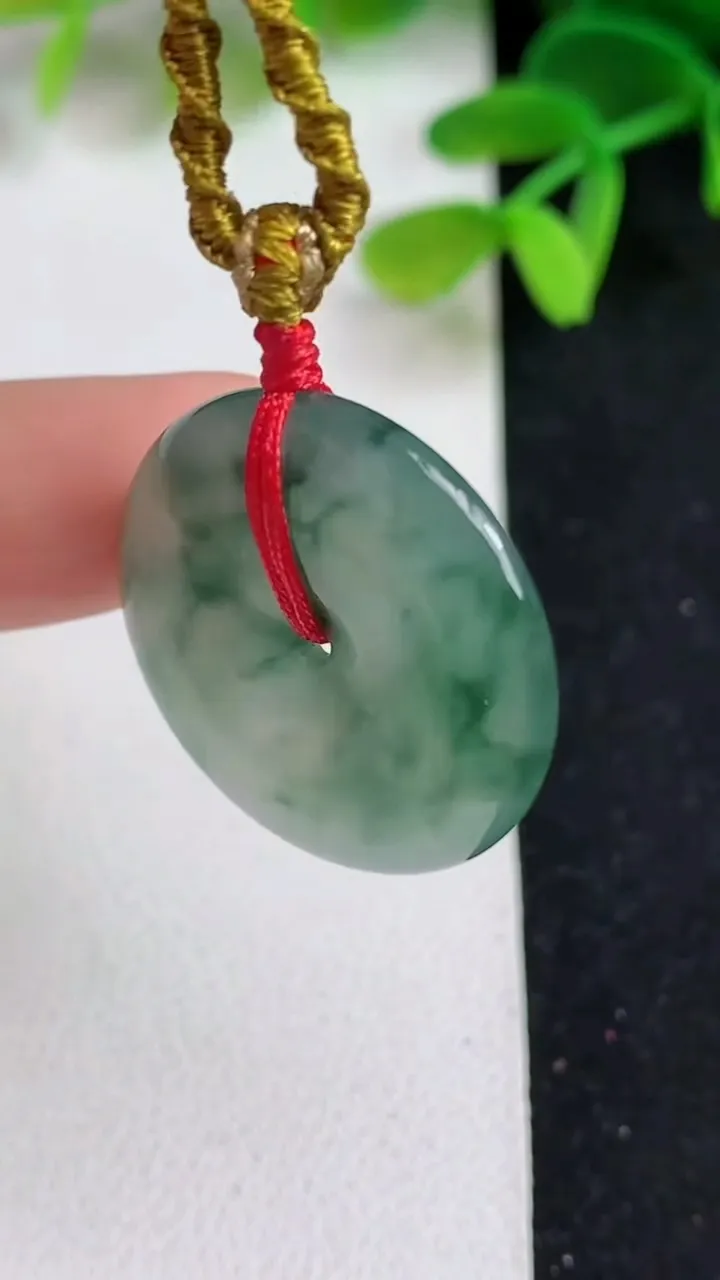 天然A货翡翠飘花平安扣吊坠，尺寸25-5，重:6.41g
5月19日