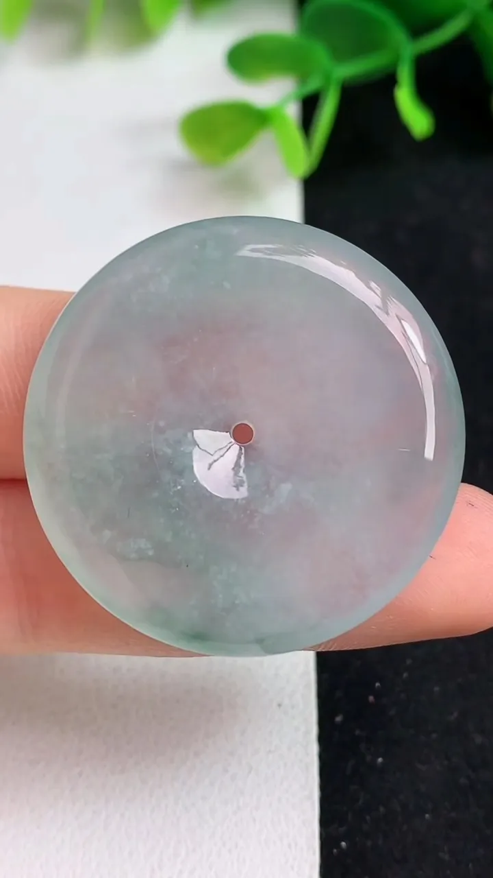 天然A货翡翠平安扣吊坠，尺寸35-5.6，重量:15.12g
5月19日