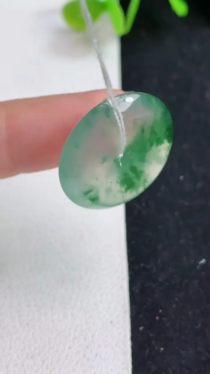 天然A货翡翠平安扣吊坠，尺寸22.3-5，重量:5.13g
5月19日
