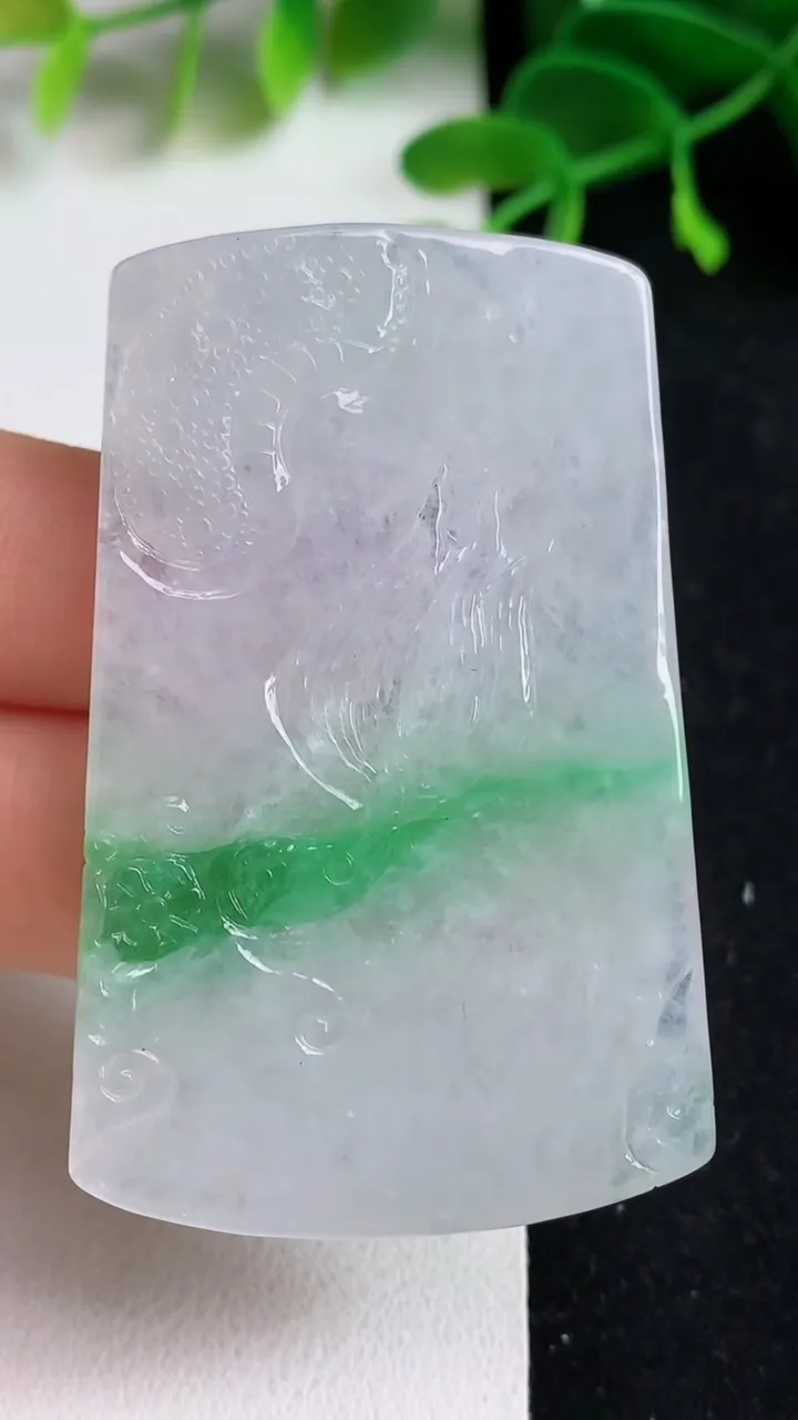 天然A货翡翠龙牌吊坠，尺寸54-34-5，重量:22.73g
5月19日