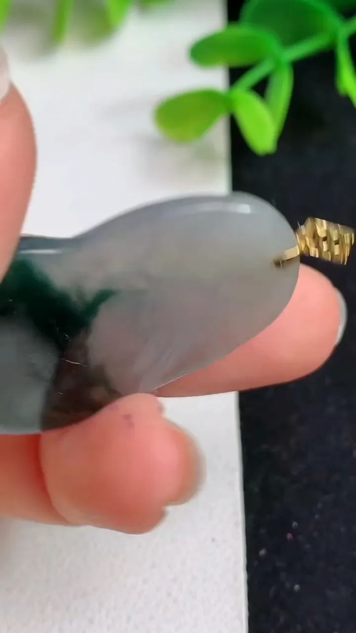 天然A货翡翠飘花无相观音吊坠，尺寸35-22.8-4.5，重量:7.35g
5月19日