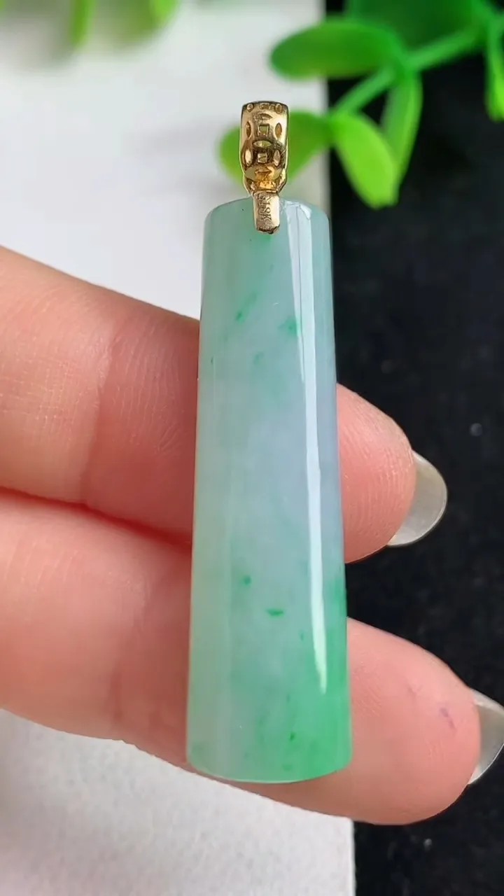 天然A货翡翠平安柱吊坠，尺寸36.7-10.2-6.2，重量:6.05g
5月19日