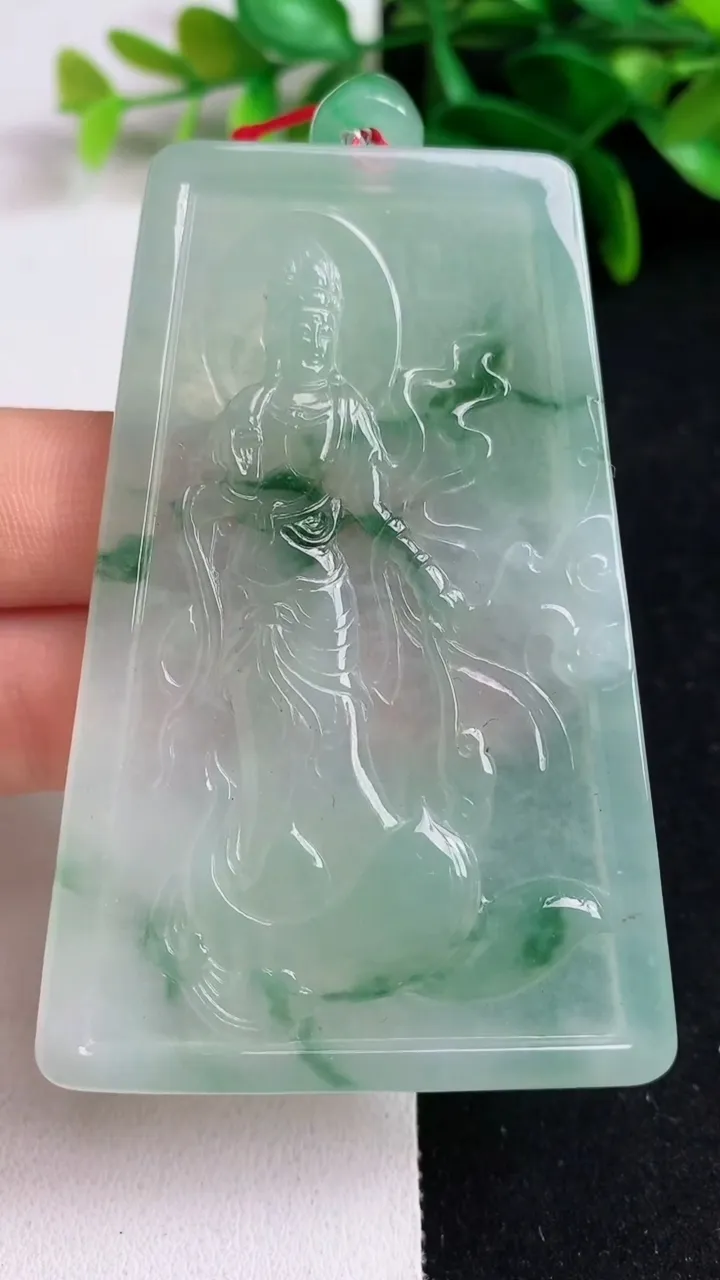 天然A货翡翠飘花观音菩萨吊坠，尺寸72-47.6-4.7，重量:39.26g
5月19日