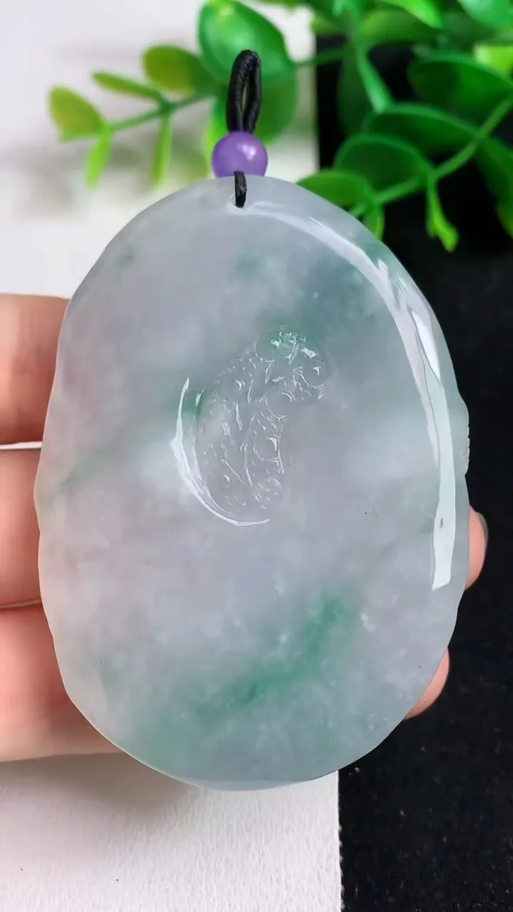 天然A货翡翠飘花龙牌吊坠，尺寸64-46-10，重:51.31g
5月19日