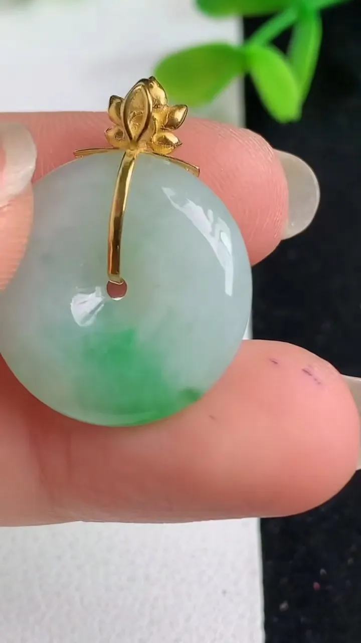 天然A货翡翠平安扣吊坠，尺寸20-5.4，重量:4.55g
5月19日