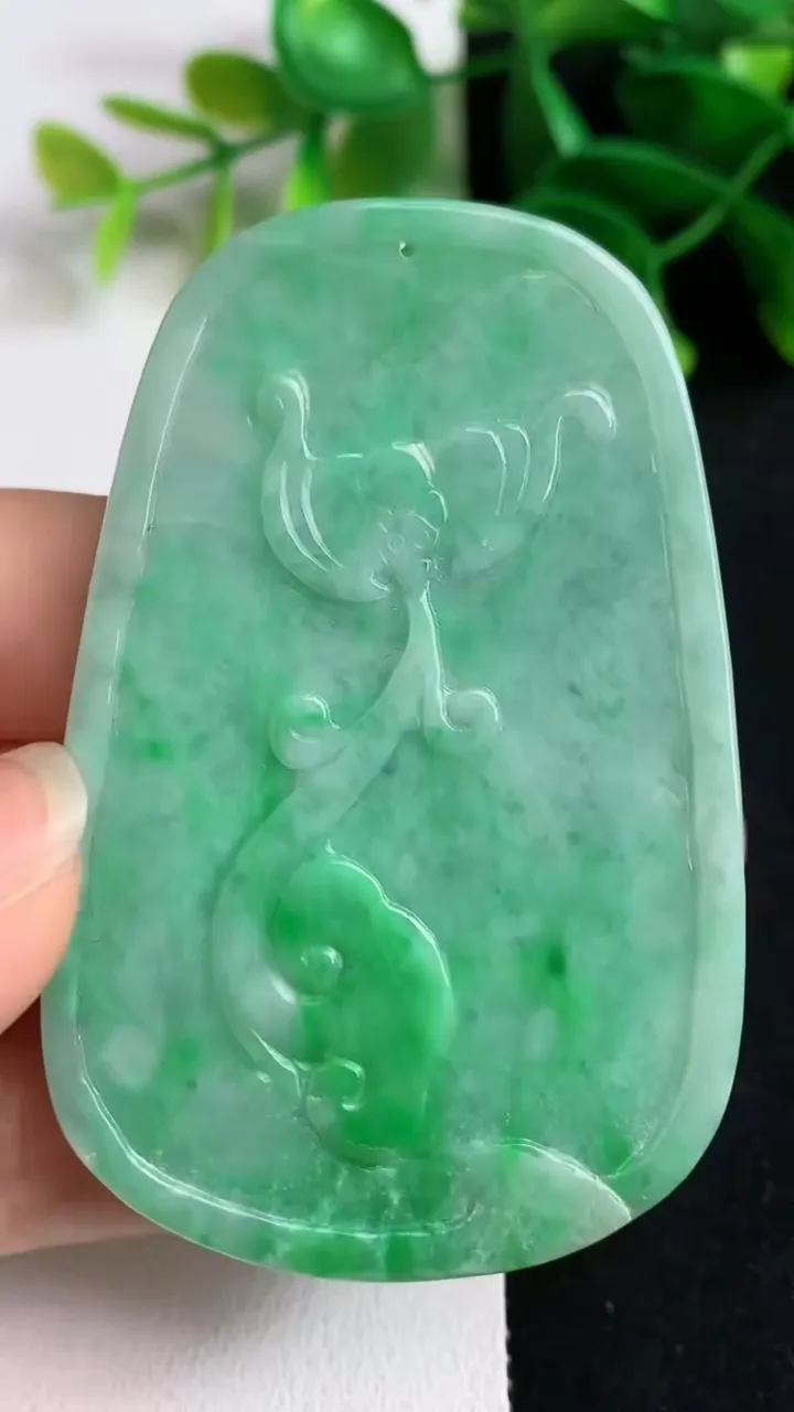 天然A货翡翠龙牌吊坠，尺寸64.2-41.4-6，重量:36.24g
5月19日