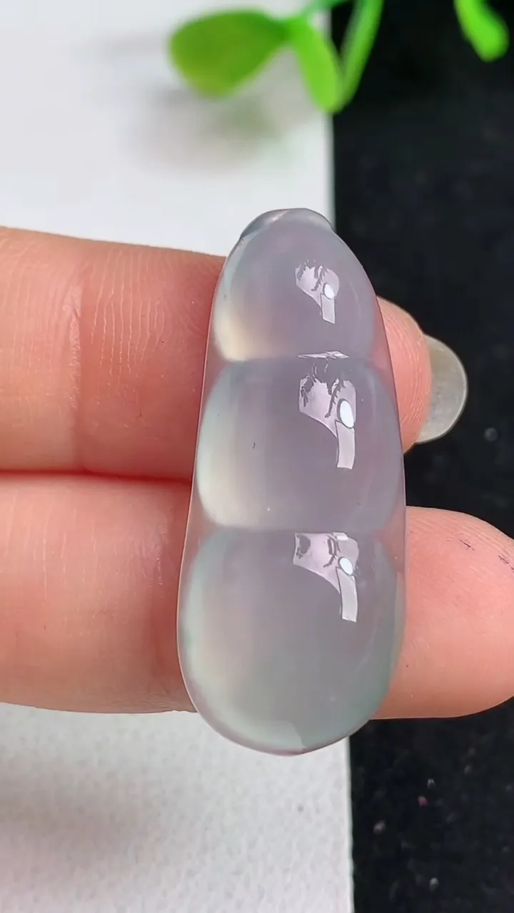 天然A货翡翠白冰福豆镶嵌件，尺寸33-13.7-6.2，重量:4.95g
5月19日