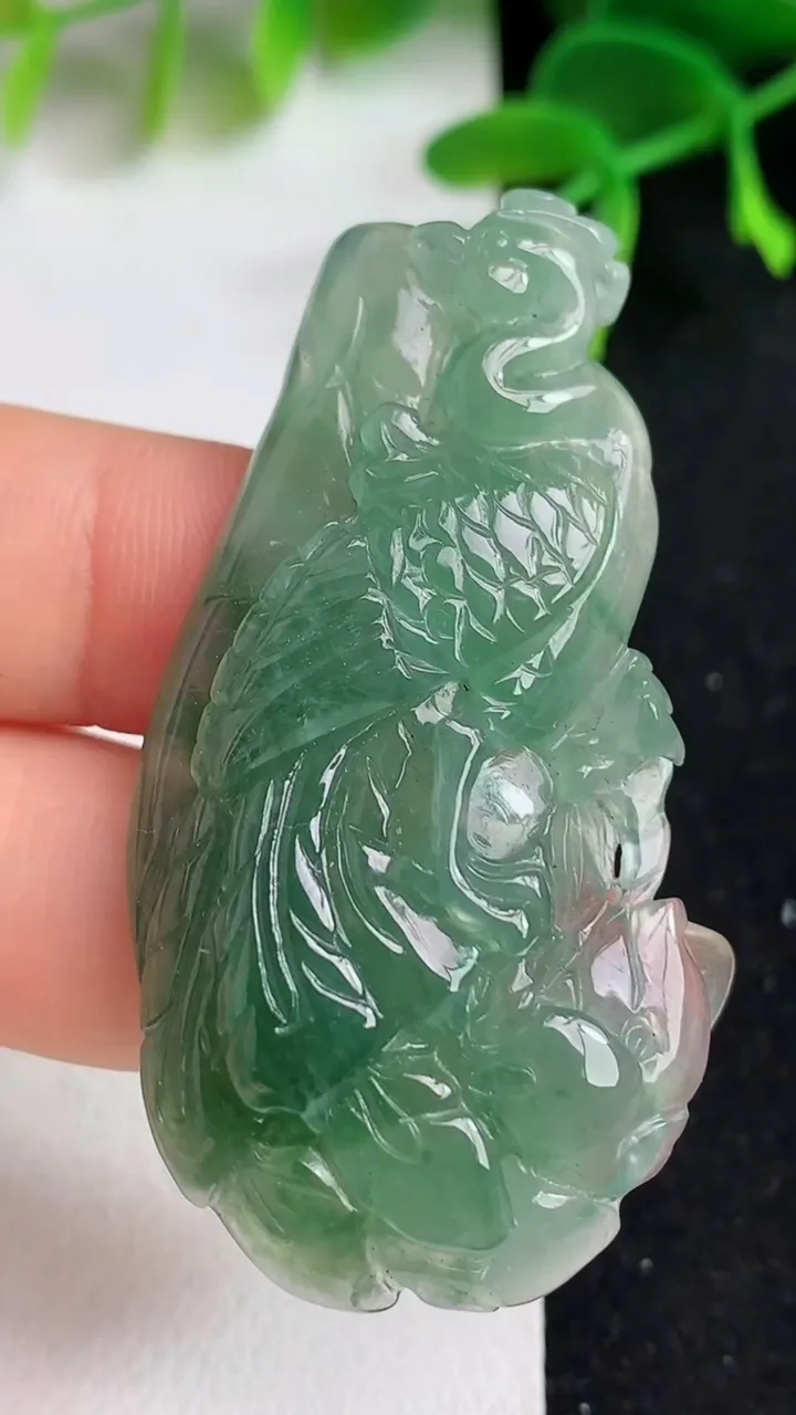 天然A货翡翠凤凰吊坠，尺寸52.3-25.7-7.2，重量:15.18g
5月19日