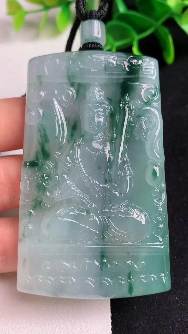 天然A货翡翠飘花虚空藏观音菩萨吊坠，尺寸71-43-6.5，重量:56.00g
5月19日