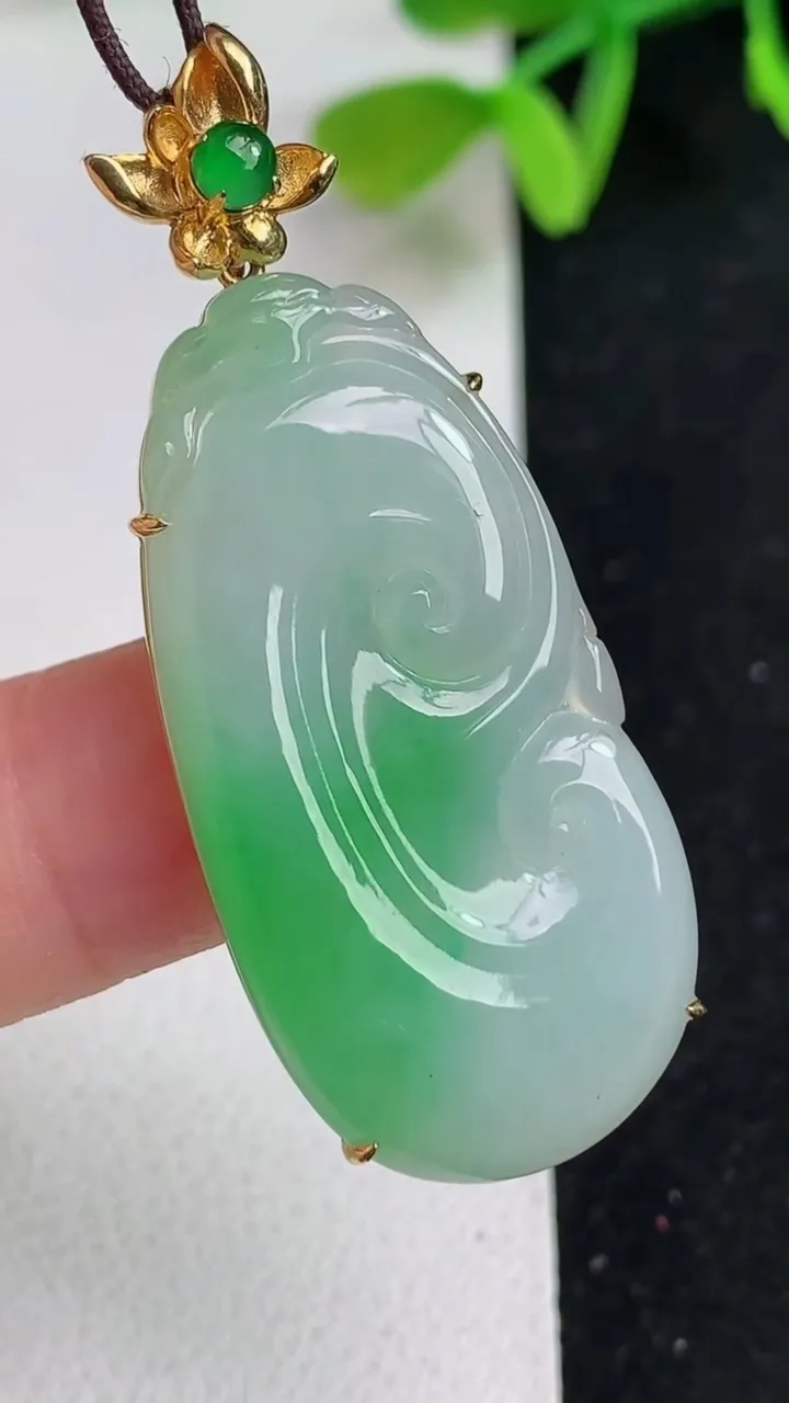 天然A货翡翠如意吊坠，尺寸35.6-18-4.6，重量:6.24g
5月19日