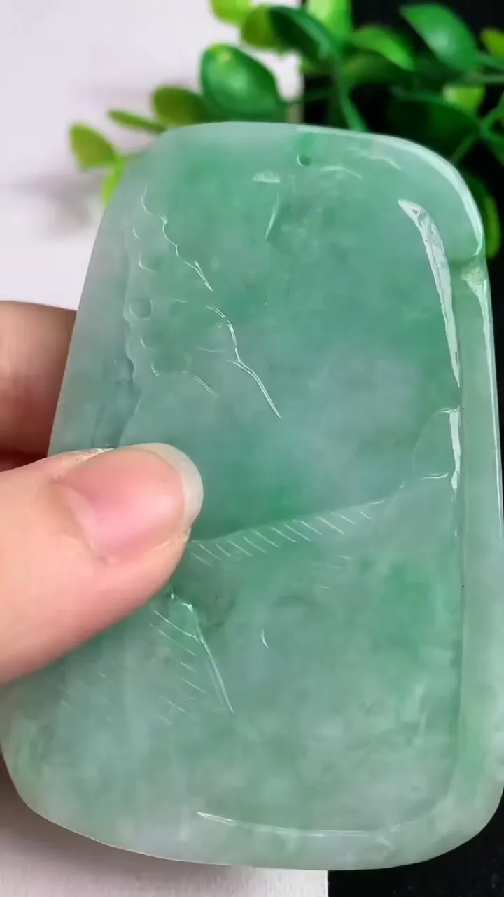天然A货翡翠山水牌吊坠，尺寸78-54-14.8，重:109.90g
5月19日