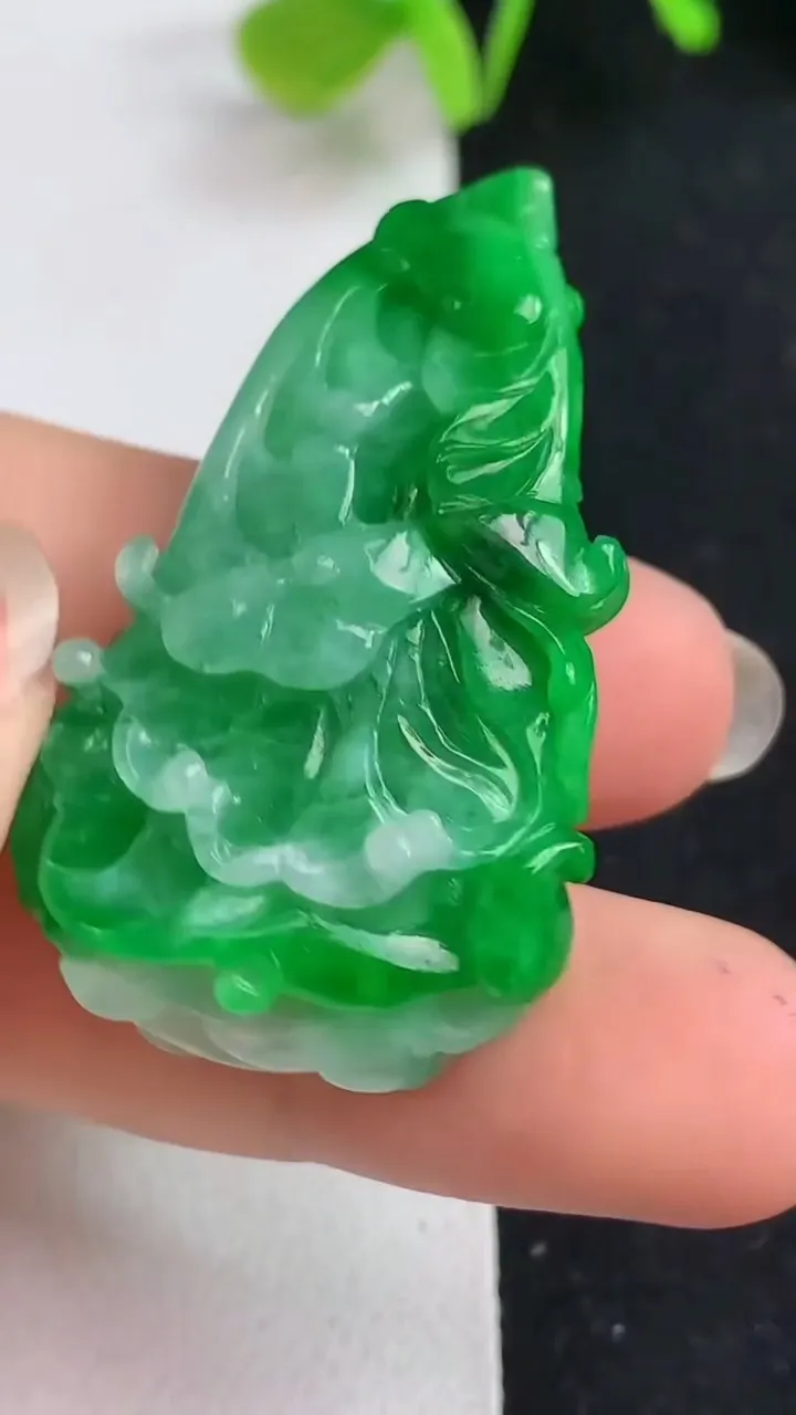 天然A货翡翠白菜吊坠，尺寸40.5-24.3-8.2，重量:12.62g
5月19日
