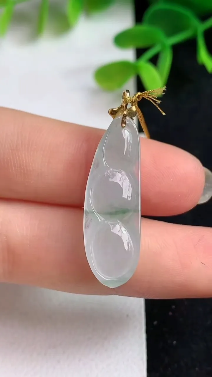 天然A货翡翠飘花福豆吊坠，尺寸28.6-9.7-4.2，重量:2.35g
5月19日