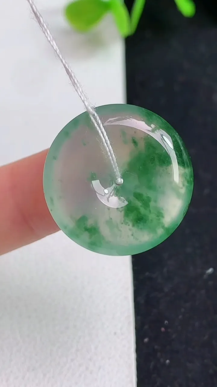天然A货翡翠平安扣吊坠，尺寸22.3-5，重量:5.13g
5月19日