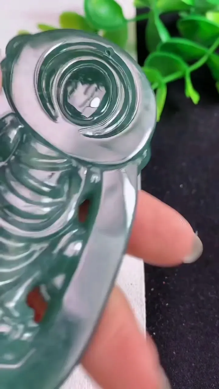天然A货翡翠蓝水双彩千手观音吊坠，尺寸78.8-46.8-11，重:73.02g
5月19日