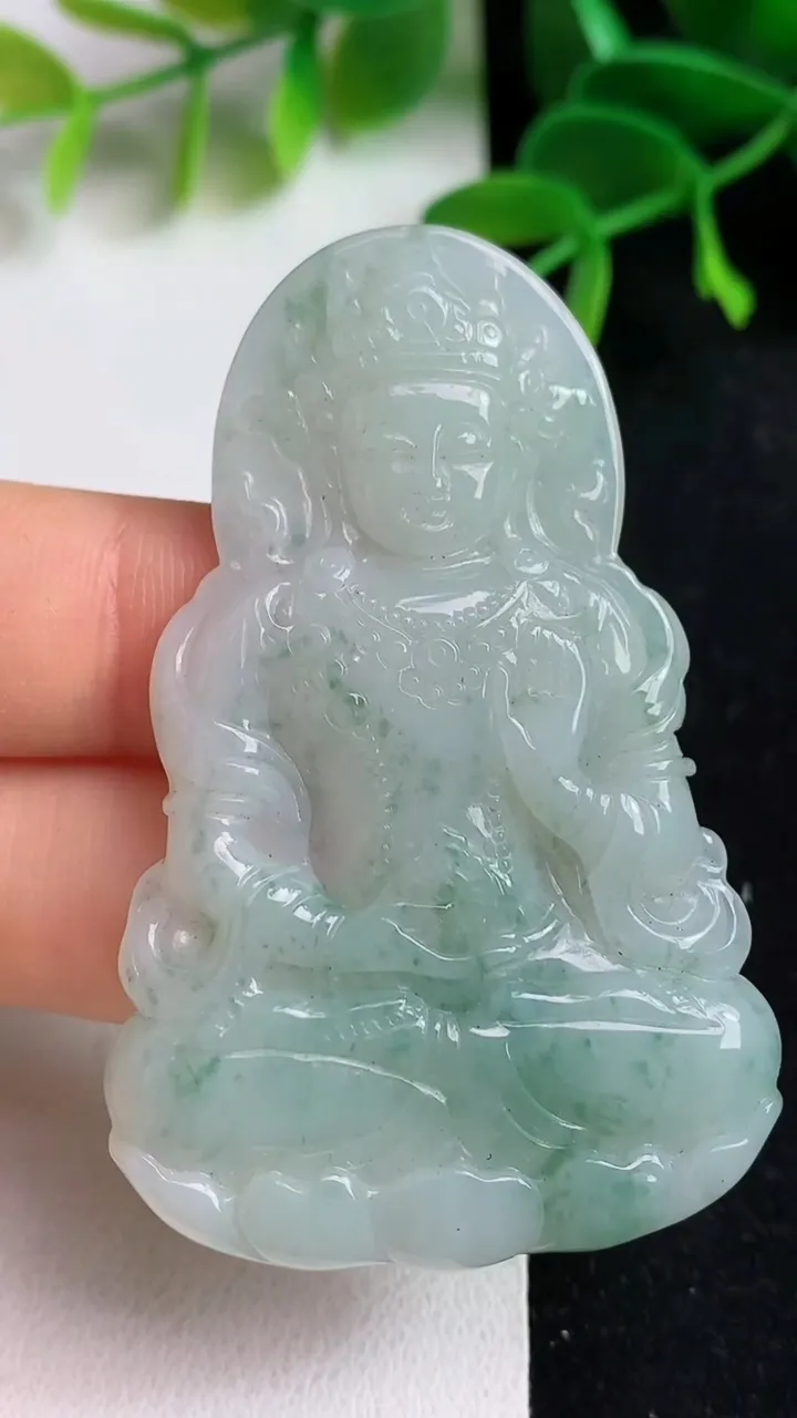天然A货翡翠飘花度母吊坠，尺寸58-37-4.5，重量:17.10g
5月19日
