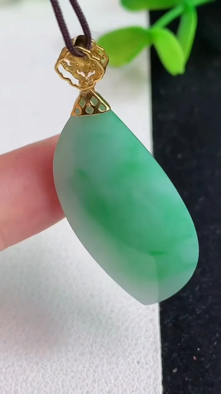 天然A货翡翠随形吊坠，尺寸34.7-16.5-10，重量:9.23g
5月19日