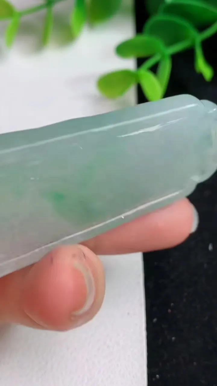 天然A货翡翠观音菩萨吊坠，尺寸57.2-25.3-6.3，重量:22.06g
5月19日