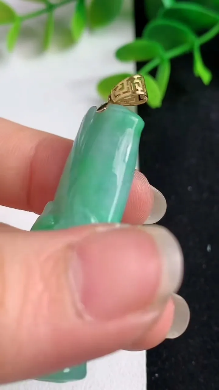 天然A货翡翠节节高升 竹节吊坠，尺寸44.3-14.6-10.4，重量:14.23g
5月19日